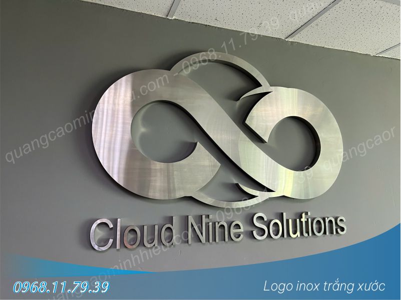 Logo inox trắng xước sang trọng Ứng dụng logo inox nổi bật trong sảnh văn phòng