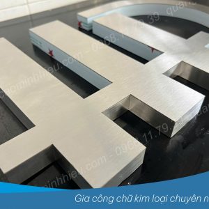 gia công chữ kim loại inox trắng xước tại TP.HCM