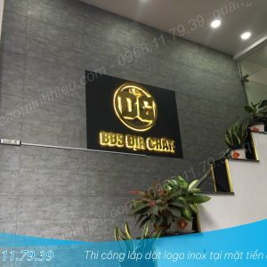 Thi công lắp đặt logo inox giá rẻ tại mặt tiền công ty