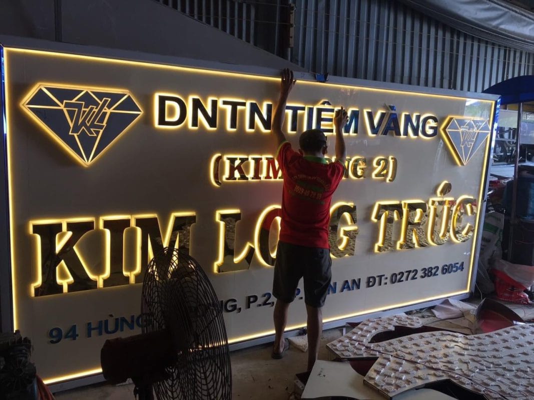 Đội ngũ thi công bảng hiệu tại Thủ Đức