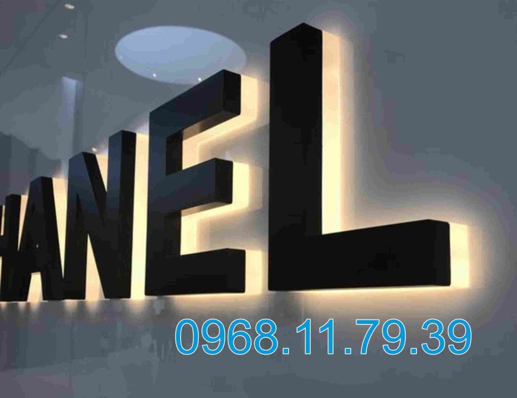 Làm logo inox gắn led sáng chân