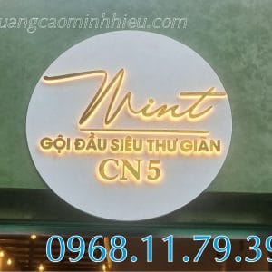 Chữ inox sáng chân phản quang giúp tạo điểm nhấn vào ban đêm.