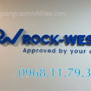 Quá trình gia công chữ mica bằng công nghệ cắt CNC chính xác.