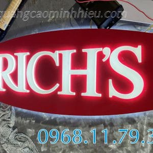 Logo inox uốn nổi 3D với hiệu ứng ánh sáng độc đáo.